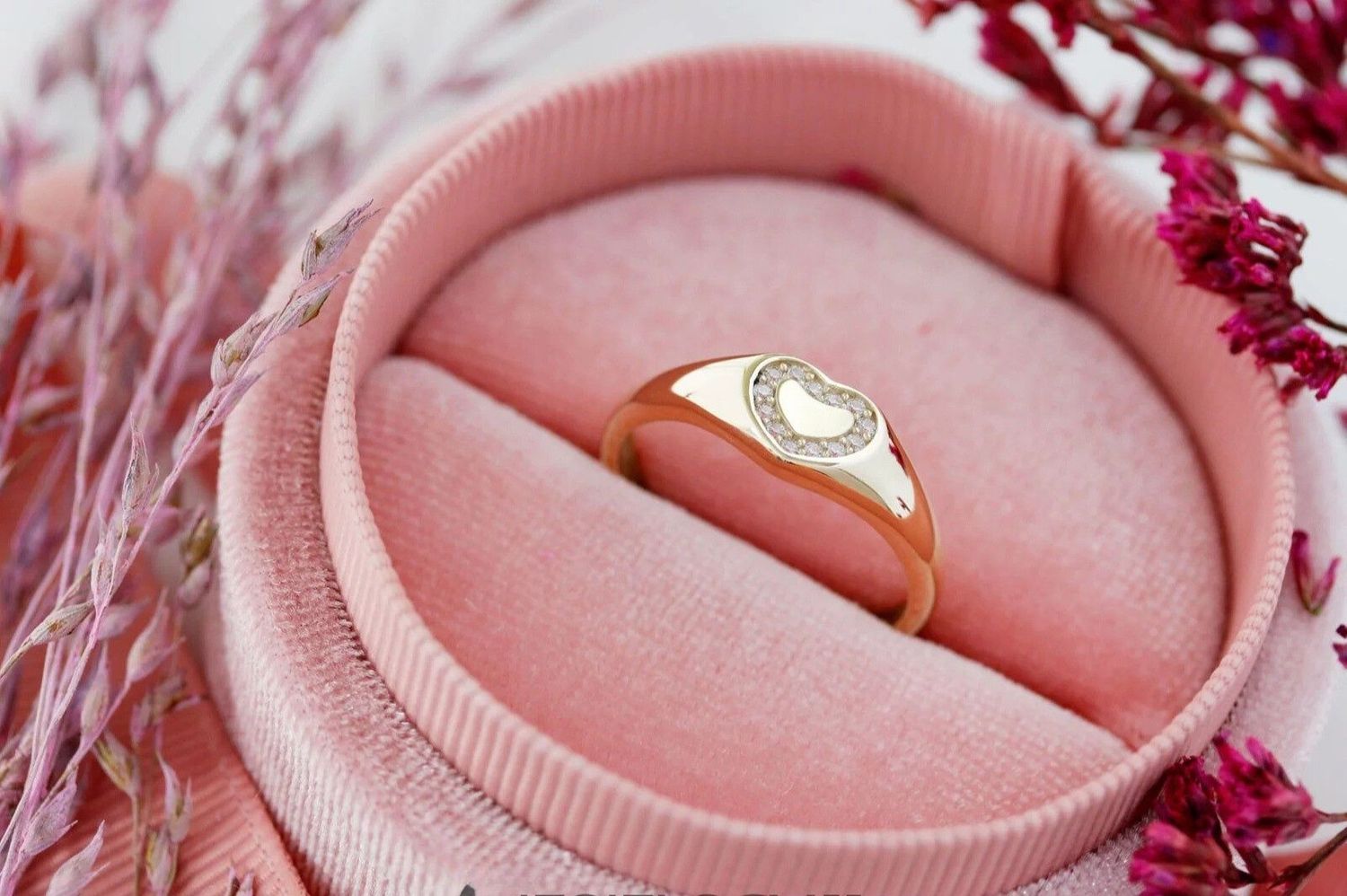 Romantyczny złoty pierścionek damski z motywem serca wysadzany cyrkoniami. Kolekcja Amore – idealny na prezent, Walentynki i wyjątkowe okazje.1.jpg